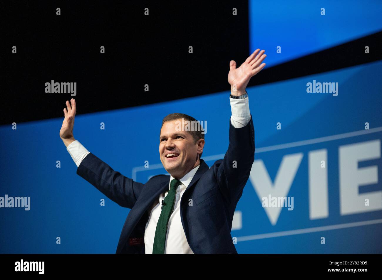 Birmingham, Royaume-Uni. 02 octobre 2024. Le candidat à la direction du Parti conservateur Robert Jenrichk, député, a vu agiter sur scène après avoir prononcé son discours pendant la conférence. Le Parti conservateur est le deuxième plus grand parti politique du Royaume-Uni et se réunit à Birmingham pour sa conférence d'automne. Crédit : SOPA images Limited/Alamy Live News Banque D'Images