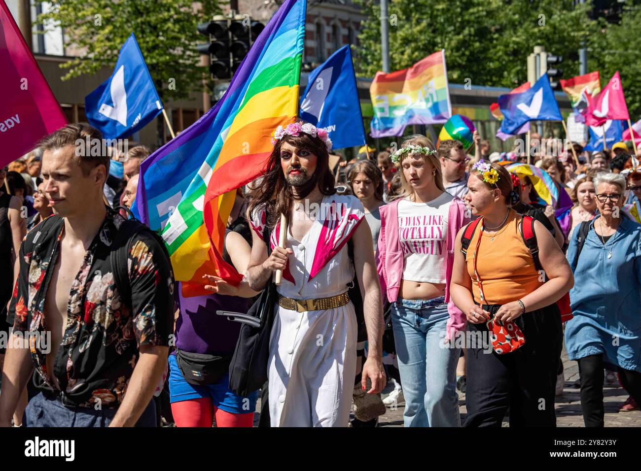 Les gens marchent sur Mannerheimintie lors du défilé de la fierté d'Helsinki 2024 lors d'une journée d'été ensoleillée à Helsinki, en Finlande Banque D'Images