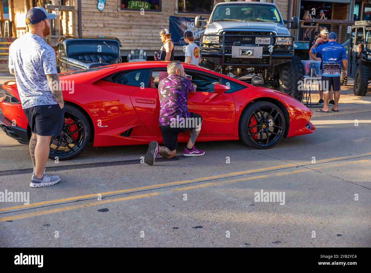 Kemah, Texas, États-Unis - 21 juin 2024 : une Lamborghini rouge se présente pour un petit salon automobile dans le quartier du centre-ville. Banque D'Images