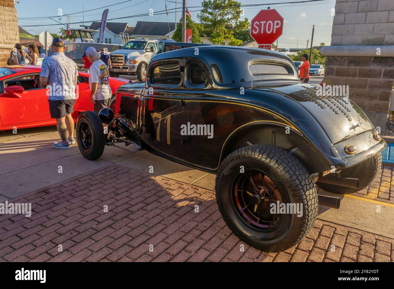 Kemah, Texas, États-Unis - 21 juin 2024 : modifier 1935 Ford coupé au salon de la petite voiture dans le quartier du centre-ville. Banque D'Images