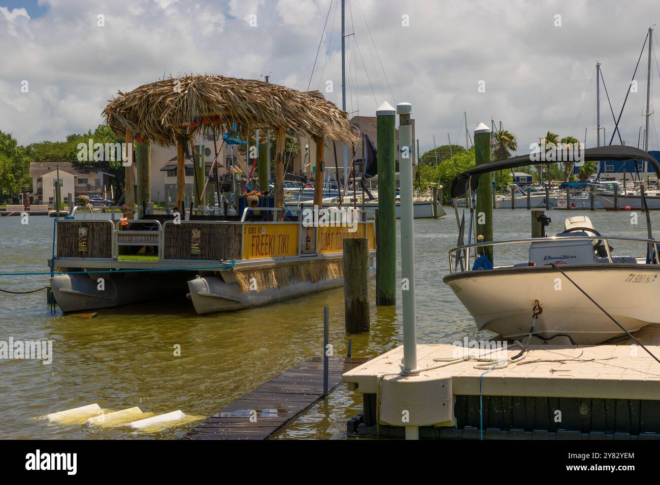 Kemah, Texas, États-Unis - 21 juin 2024 : bateau Tiki Tour amarré dans le port de Kemah. Banque D'Images