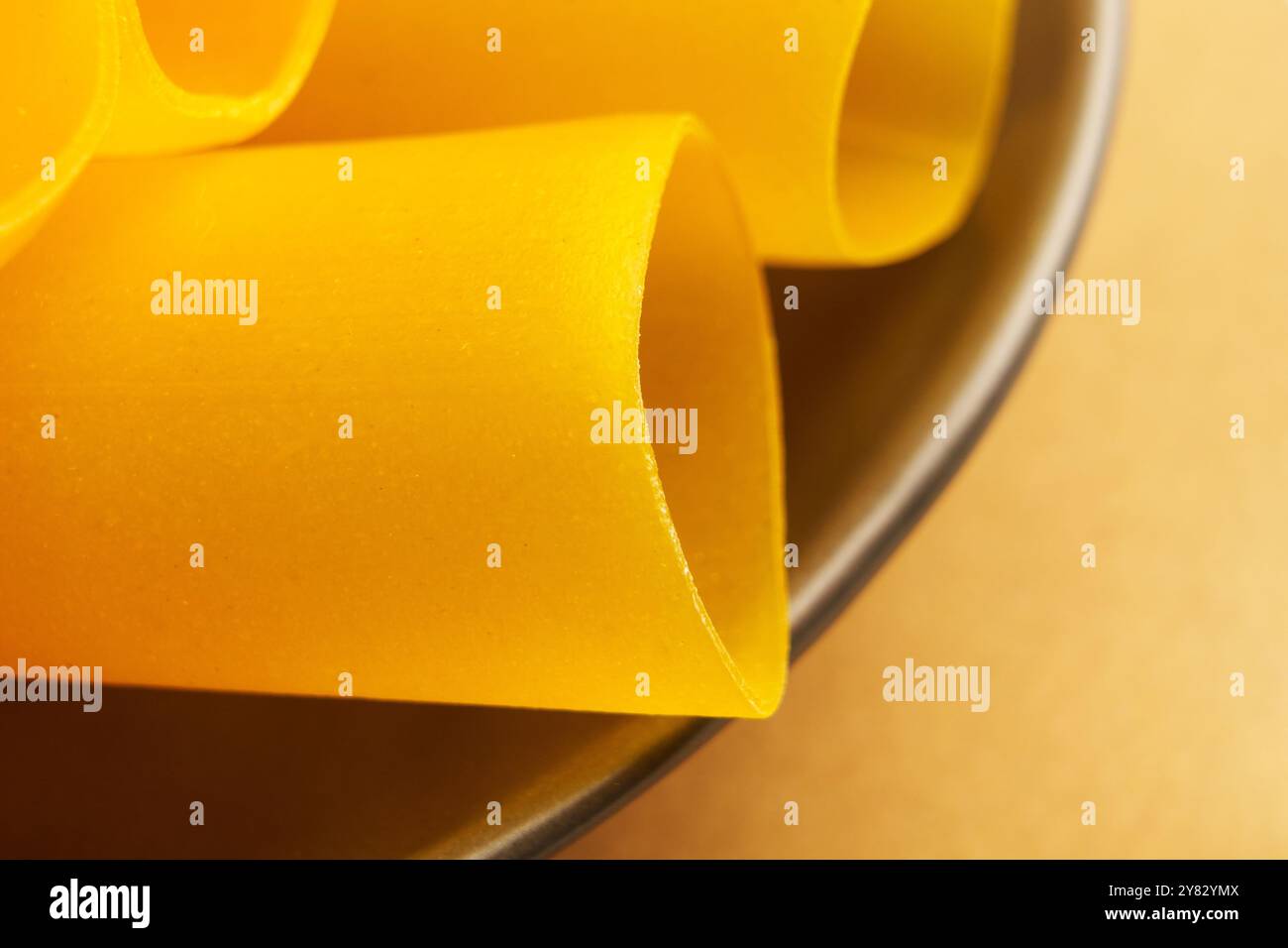 Grands tubes de pâtes italiennes sans gluten non cuites et sèches. Prise de vue macro Banque D'Images