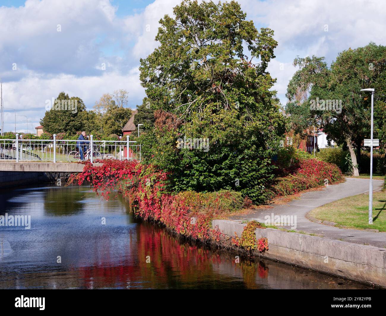 La petite rivière 'Mieån' qui traverse Karlshamn. Banque D'Images