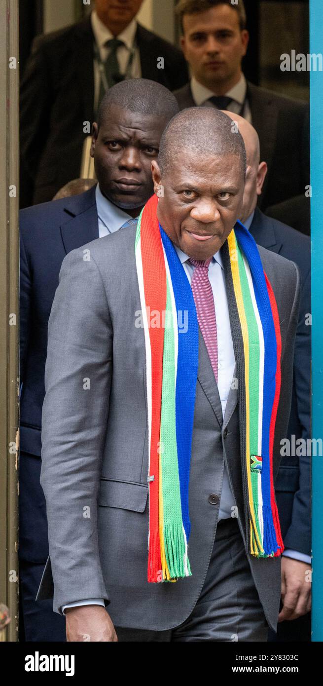 Londres, Royaume-Uni. 2 octobre 2024. Le vice-président de l'Afrique du Sud, Paul Mashatile, quitte le cabinet après des réunions avec les ministres crédit : Ian Davidson/Alamy Live News Banque D'Images