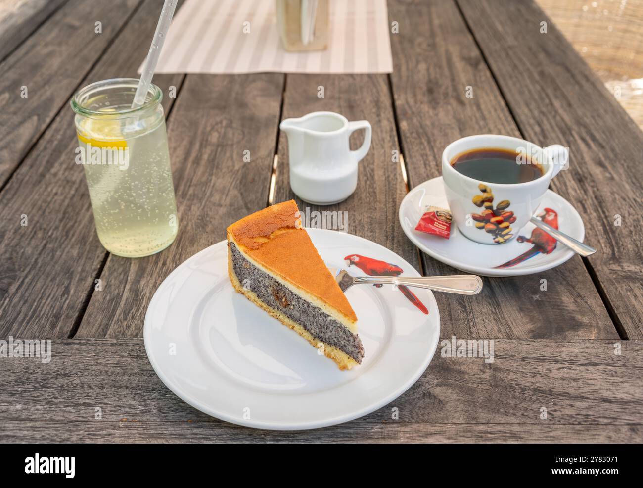 Une table allemande typique mise en place pour gâteau traditionnel de l'après-midi - café noir et gâteau aux graines de pavot (concept Kaffee und Kuchen) - en Allemagne, en Europe Banque D'Images