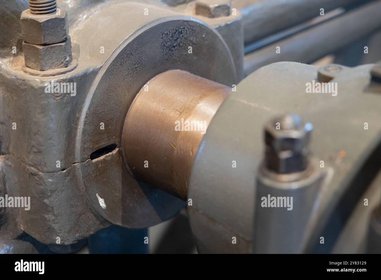 Vieux pipeline avec une bride et des vis, connecté à une pompe, se concentrer sur l'arrière-plan. Vieux pipeline avec une bride et des vis, connecté à une pompe, se concentrer sur l'arrière-plan. Connexion mécanique, pipeline, conception industrielle, vieille machine. Industry pipes bride Screws B97A7614 Banque D'Images