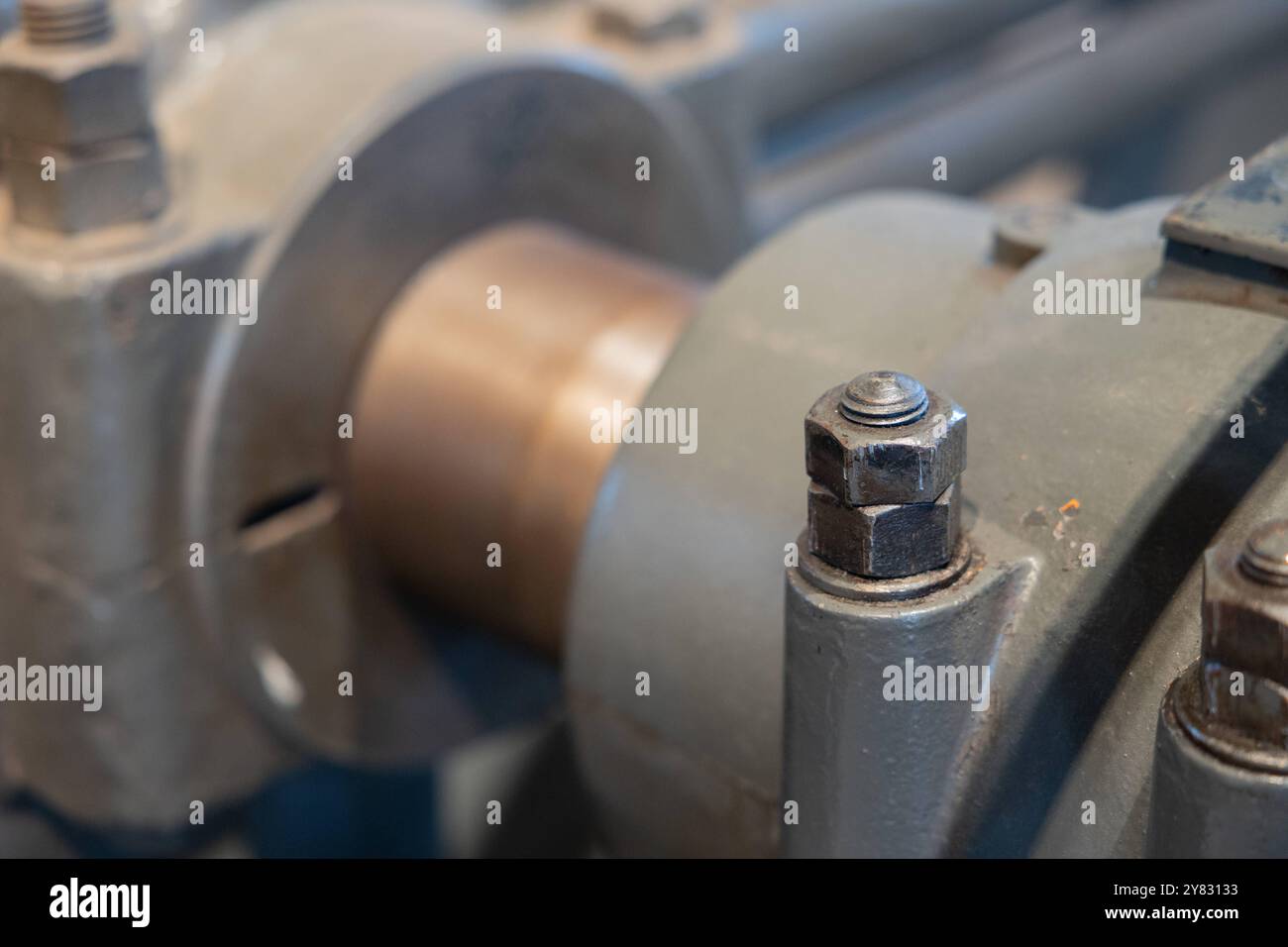 Vieux pipeline avec une bride et des vis, relié à une pompe, se concentrer sur le premier plan. Vieux pipeline avec une bride et des vis, relié à une pompe, se concentrer sur le premier plan. Connexion mécanique, pipeline, conception industrielle, vieille machine. Industry pipes bride Screws B97A7615 Banque D'Images