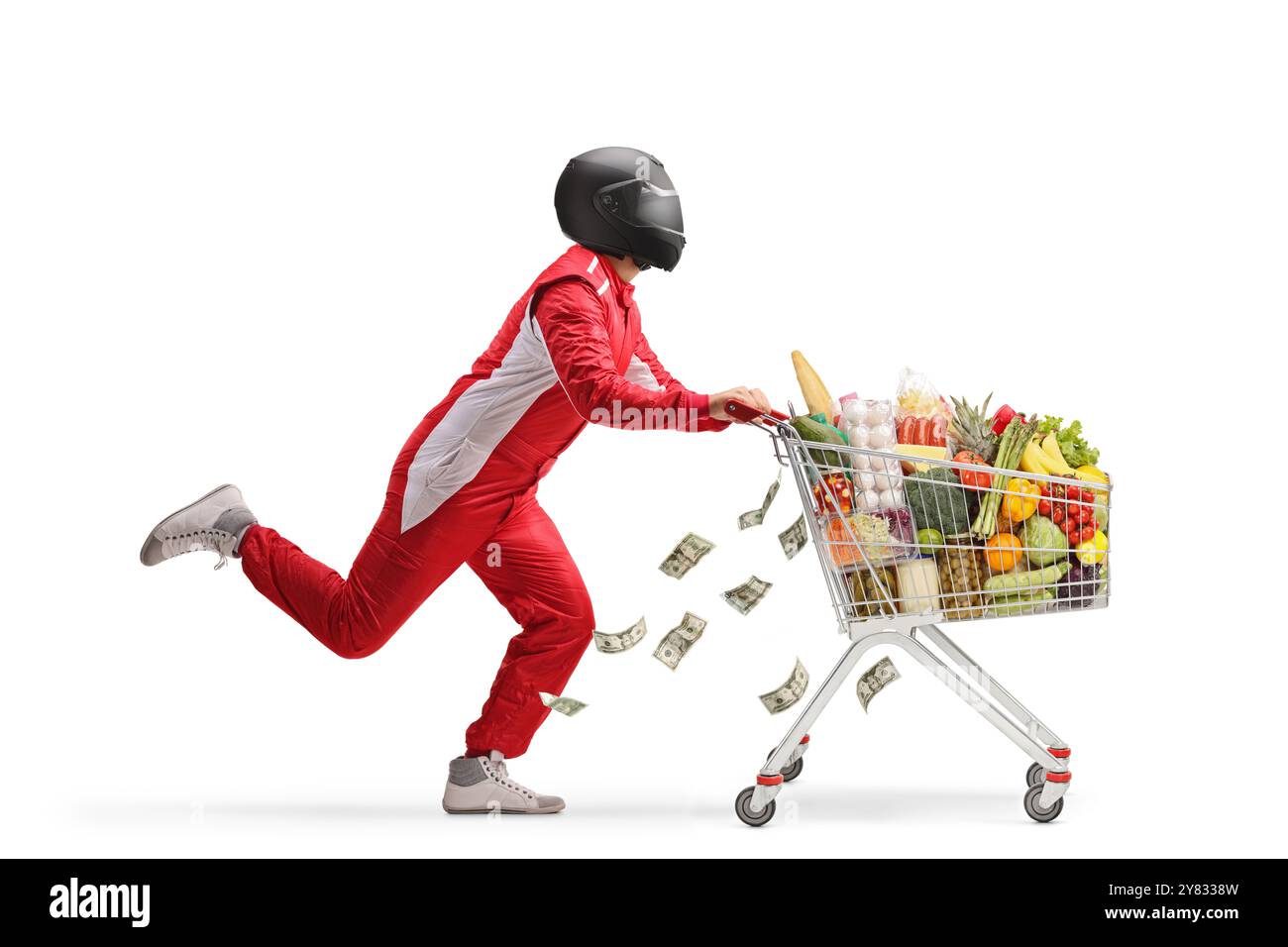 Coureur de voiture fonctionnant avec de la nourriture et de l'argent dans un panier isolé sur fond blanc Banque D'Images