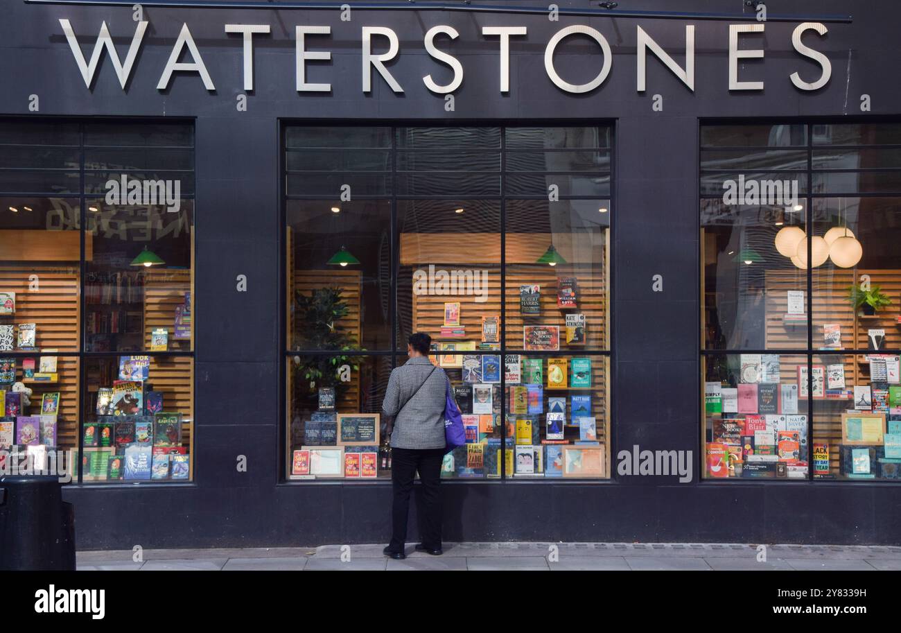 Londres, Royaume-Uni. 2 octobre 2024. Un client regarde la fenêtre d'une librairie Waterstones dans le centre de Londres. Crédit : Vuk Valcic / Alamy Banque D'Images