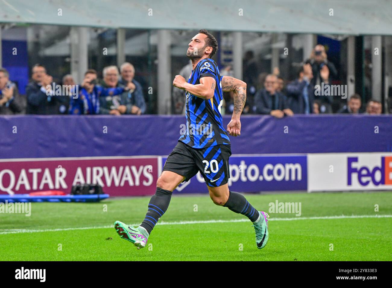 Milan, Italie. 1er octobre 2024. Hakan Calhanoglu (20 ans) de l'Inter marque pour 1-0 lors du match de l'UEFA Champions League entre l'Inter et le FK Crvena Zvezda à Giuseppe Meazza à Milan. Crédit : Gonzales photo/Alamy Live News Banque D'Images