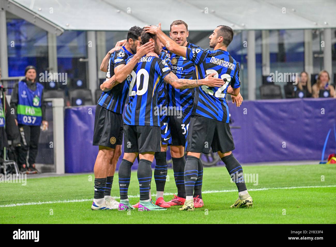 Milan, Italie. 1er octobre 2024. Hakan Calhanoglu (20 ans) de l'Inter marque pour 1-0 lors du match de l'UEFA Champions League entre l'Inter et le FK Crvena Zvezda à Giuseppe Meazza à Milan. Crédit : Gonzales photo/Alamy Live News Banque D'Images