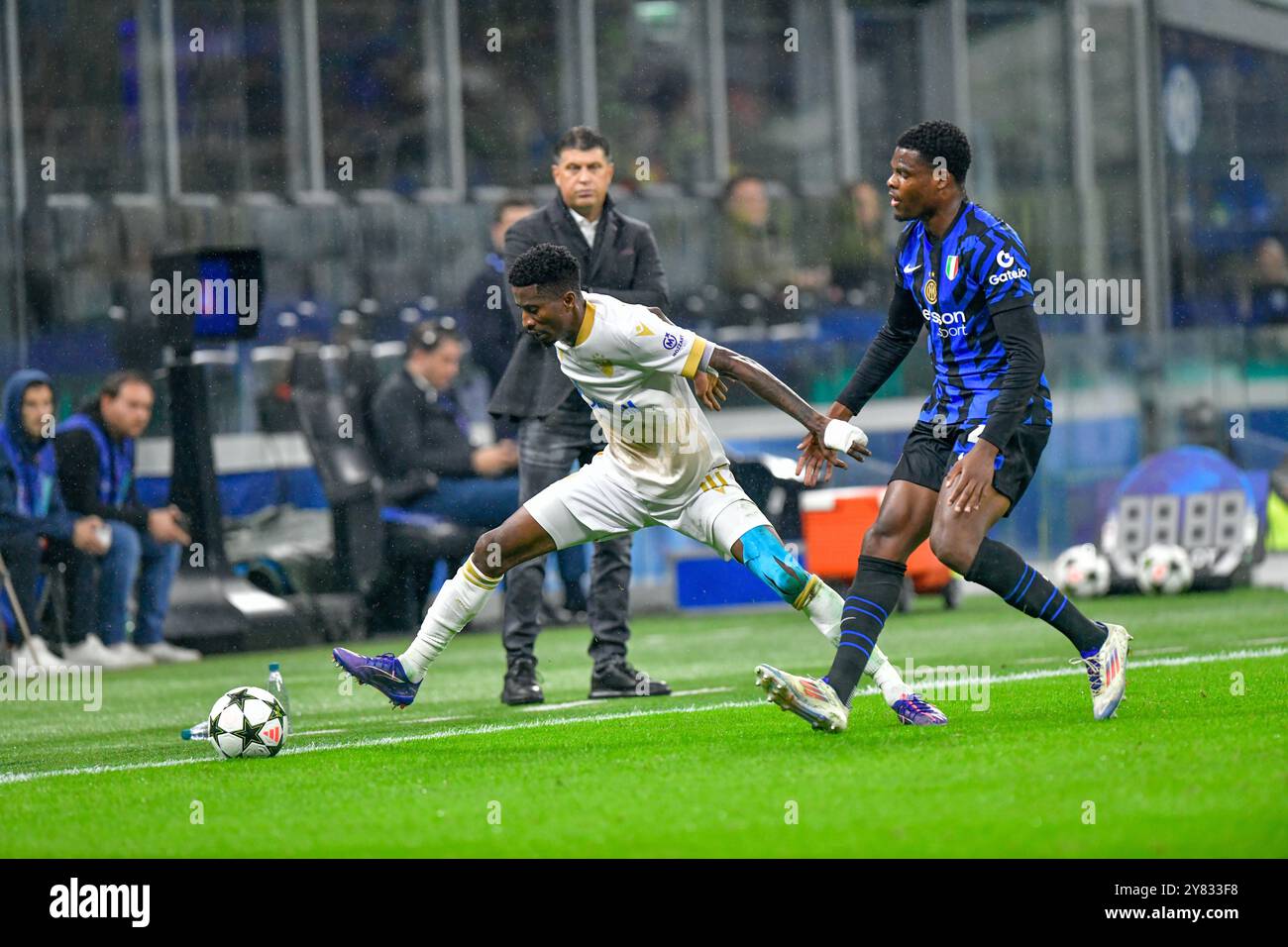 Milan, Italie. 1er octobre 2024. Peter Olayinka (à gauche) du FK Crvena Zvezda et Denzel Dumfries (à droite) de l'Inter vu lors du match de l'UEFA Champions League entre l'Inter et le FK Crvena Zvezda à Giuseppe Meazza à Milan. Crédit : Gonzales photo/Alamy Live News Banque D'Images