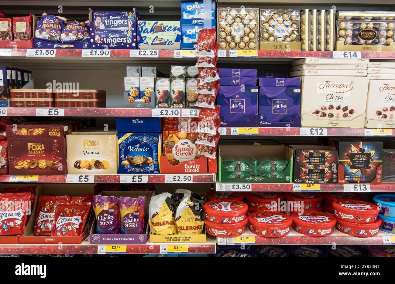 Stock de bonbons et biscuits de Noël sur les étagères des magasins Banque D'Images