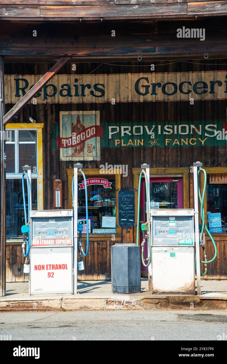 Le dépanneur Winthrop sert également de station-service à Winthrop, Washington. ÉTATS-UNIS Banque D'Images