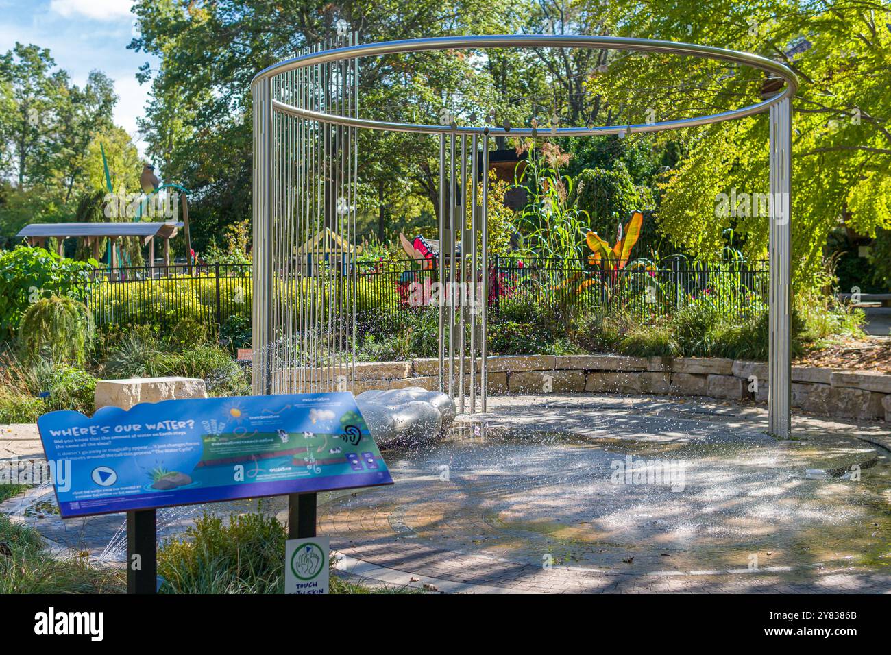 GREEN BAY, WI, États-Unis, 23 SEPTEMBRE 2024 : sculpture aquatique au jardin botanique de Green Bay. Banque D'Images