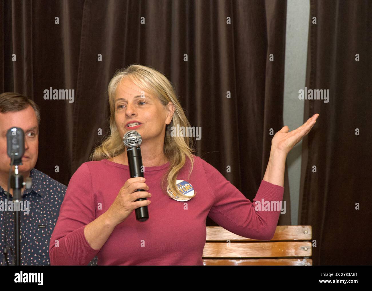 Alameda, CA - 11 septembre 2024 : Michele Pryor, candidate au conseil municipal d'Alameda, s'exprimant lors de la réunion du Club démocratique de la ville d'Alameda avant le e Banque D'Images