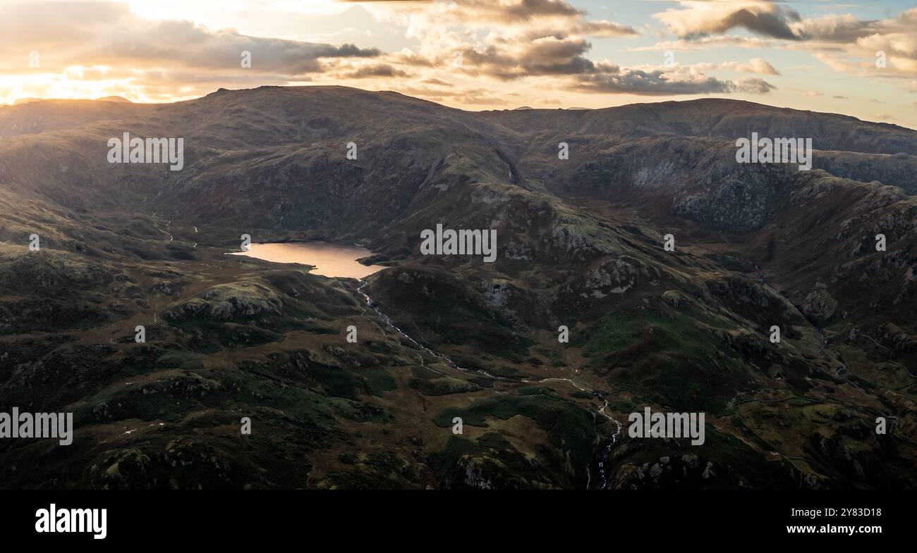 Vue aérienne du lac de montagne connu sous le nom d'Easedale Tarn au-dessus du village de Grasmere dans le parc national du district du lac montrant la disposition géographique de A. Banque D'Images