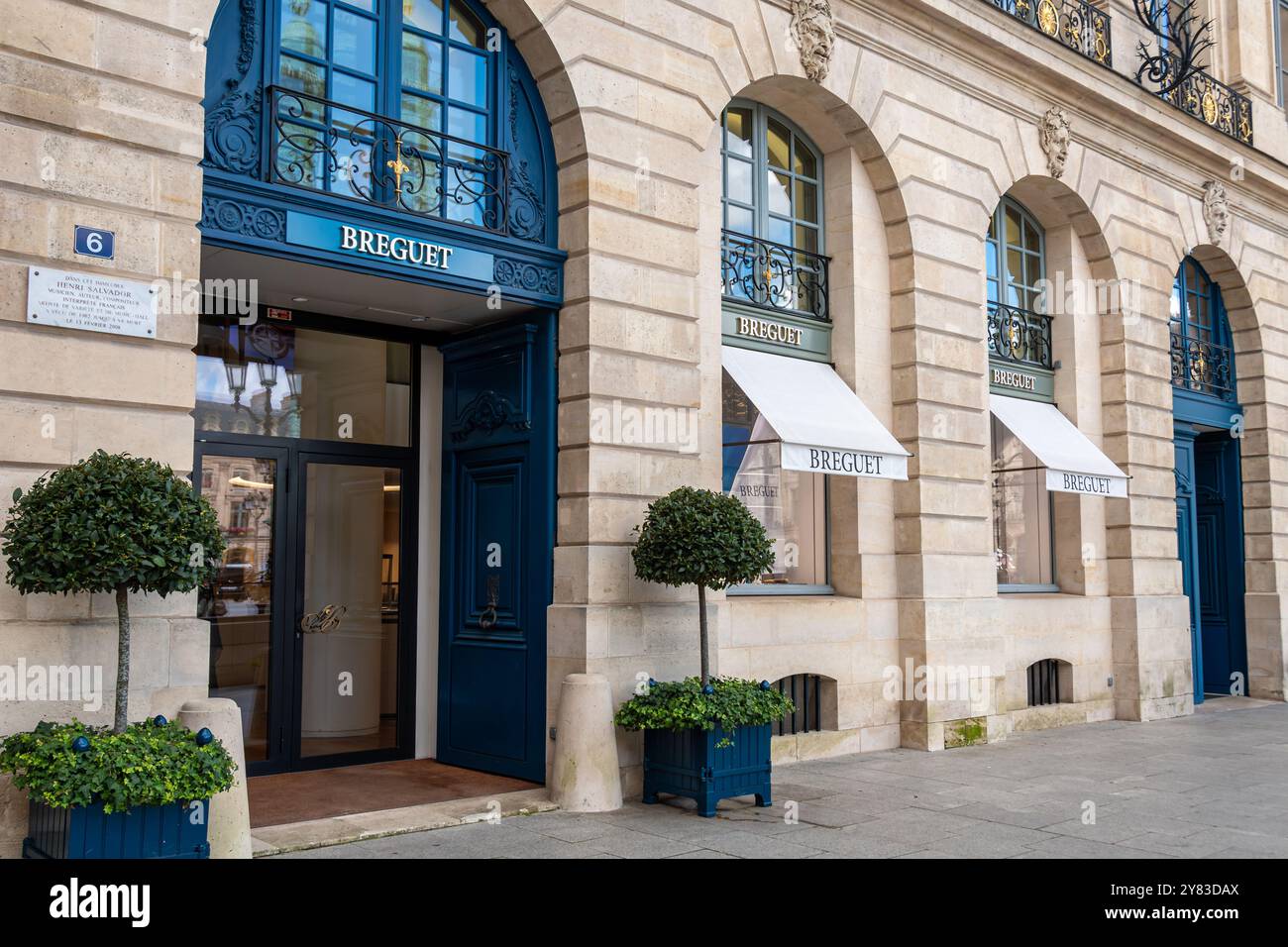 Vue extérieure de la boutique Breguet située place Vendôme à Paris. Breguet est un fabricant suisse de montres, horloges et bijoux de luxe fondé en 1775 Banque D'Images