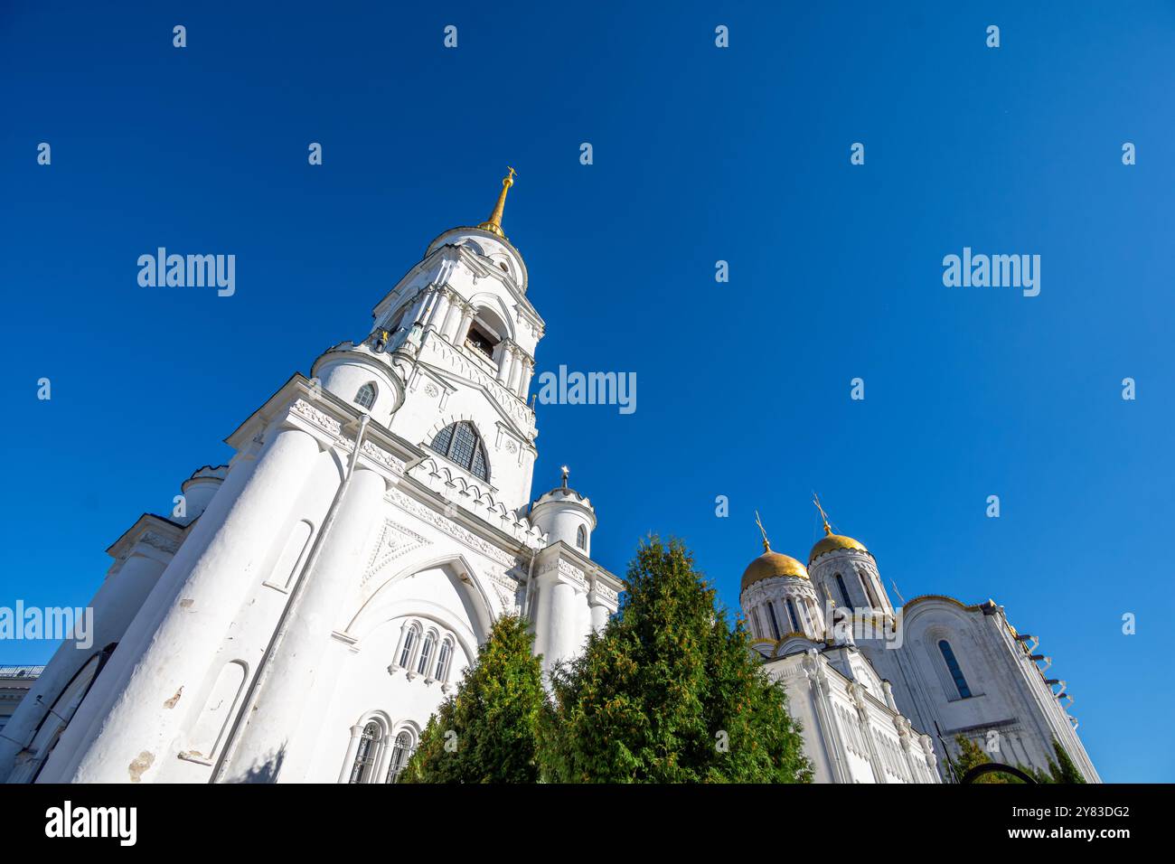 Vue en bas angle de la cathédrale de la Dormition à Vladimir, en Russie, un remarquable bâtiment du XIIe siècle et un site classé au patrimoine mondial de l'UNESCO Banque D'Images