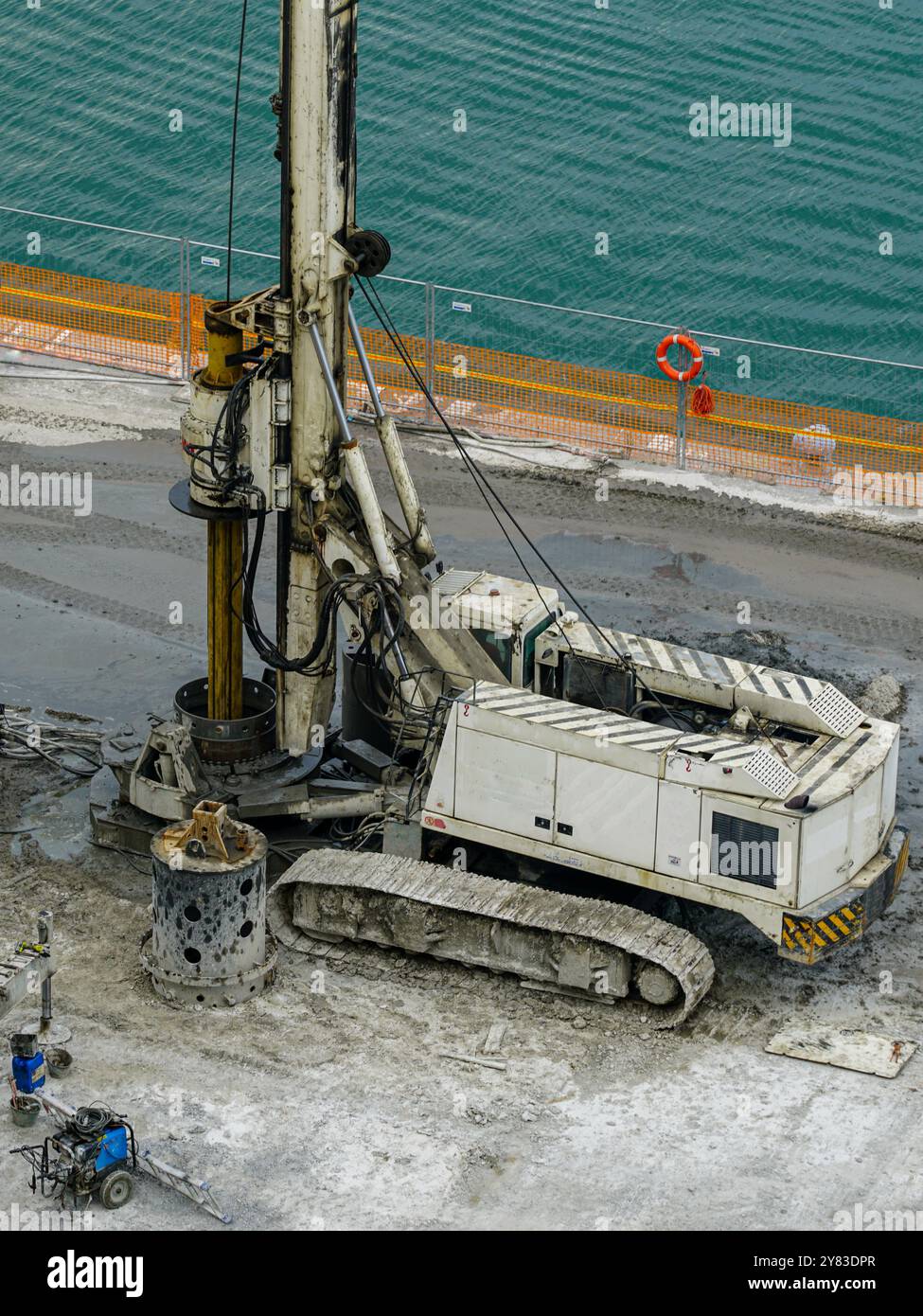 Installation de tubages de pieux dans le quai du port, machine de forage, travaux de modernisation de l'infrastructure portuaire dans le quai du port de Gênes, Italie Banque D'Images
