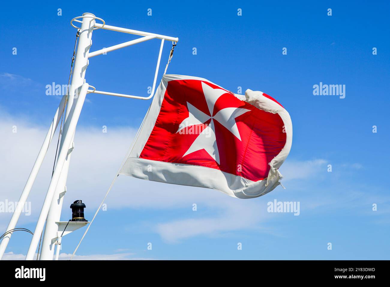 Drapeau maltais sur la poupe d'un navire de croisière sur fond de ciel bleu Banque D'Images