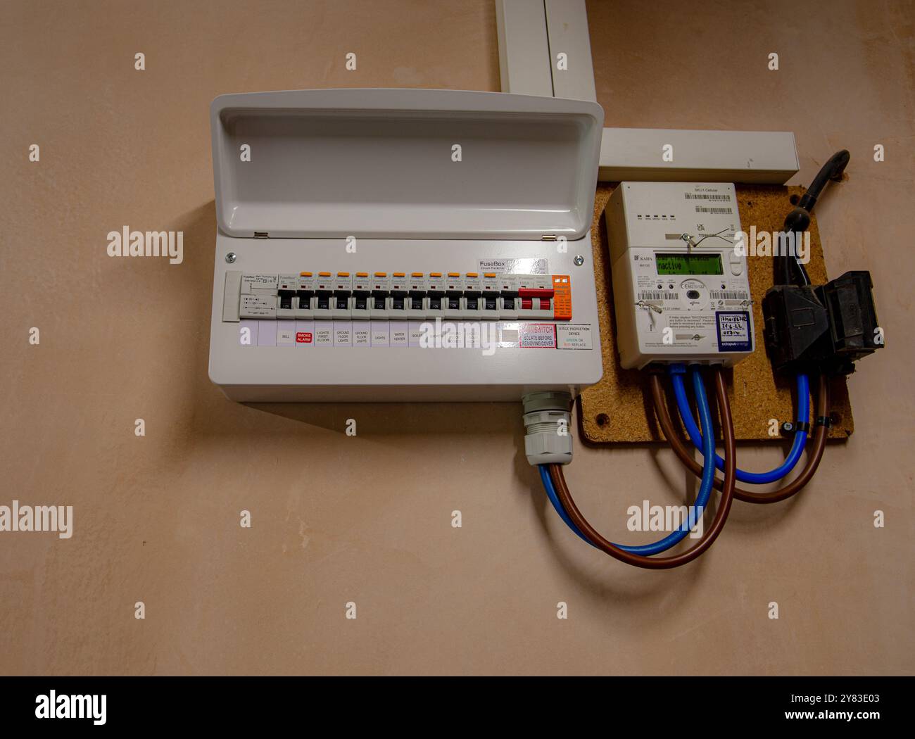 Boîte à fusibles électrique et panneau disjoncteur avec câblage monté sur un mur pour la distribution d'énergie domestique Banque D'Images