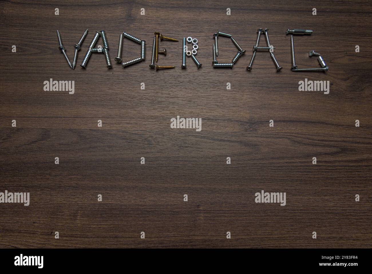 Texte néerlandais Vaderdag fait de vis sur un fond en bois foncé, concept de fête des pères Banque D'Images