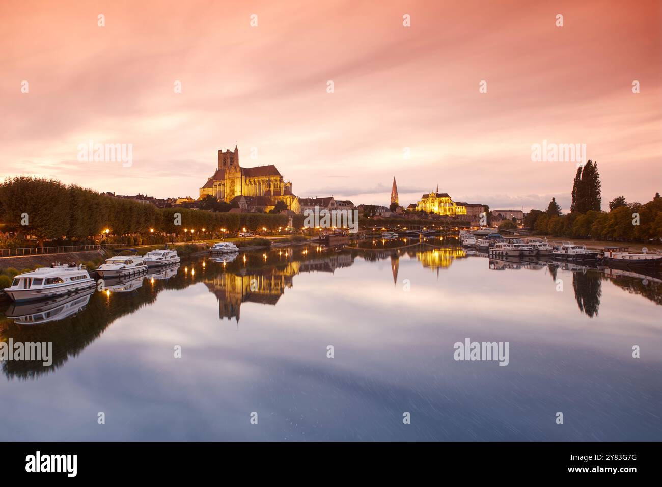 Cathédrale et abbaye au bord de l'Yonne, Auxerre, Bourgogne, France Banque D'Images