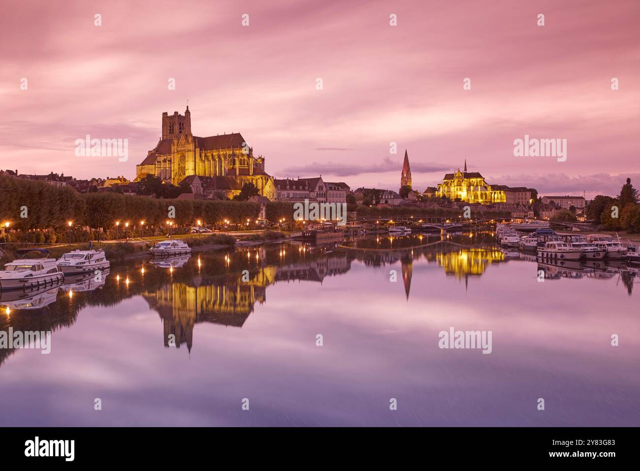Cathédrale et abbaye au bord de l'Yonne, Auxerre, Bourgogne, France Banque D'Images