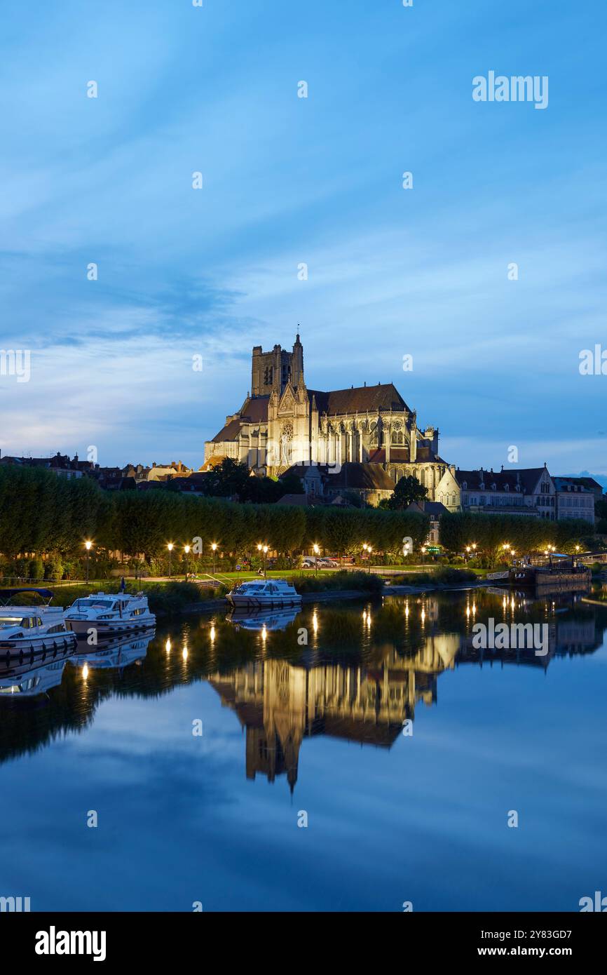 Cathédrale et abbaye au bord de l'Yonne, Auxerre, Bourgogne, France Banque D'Images