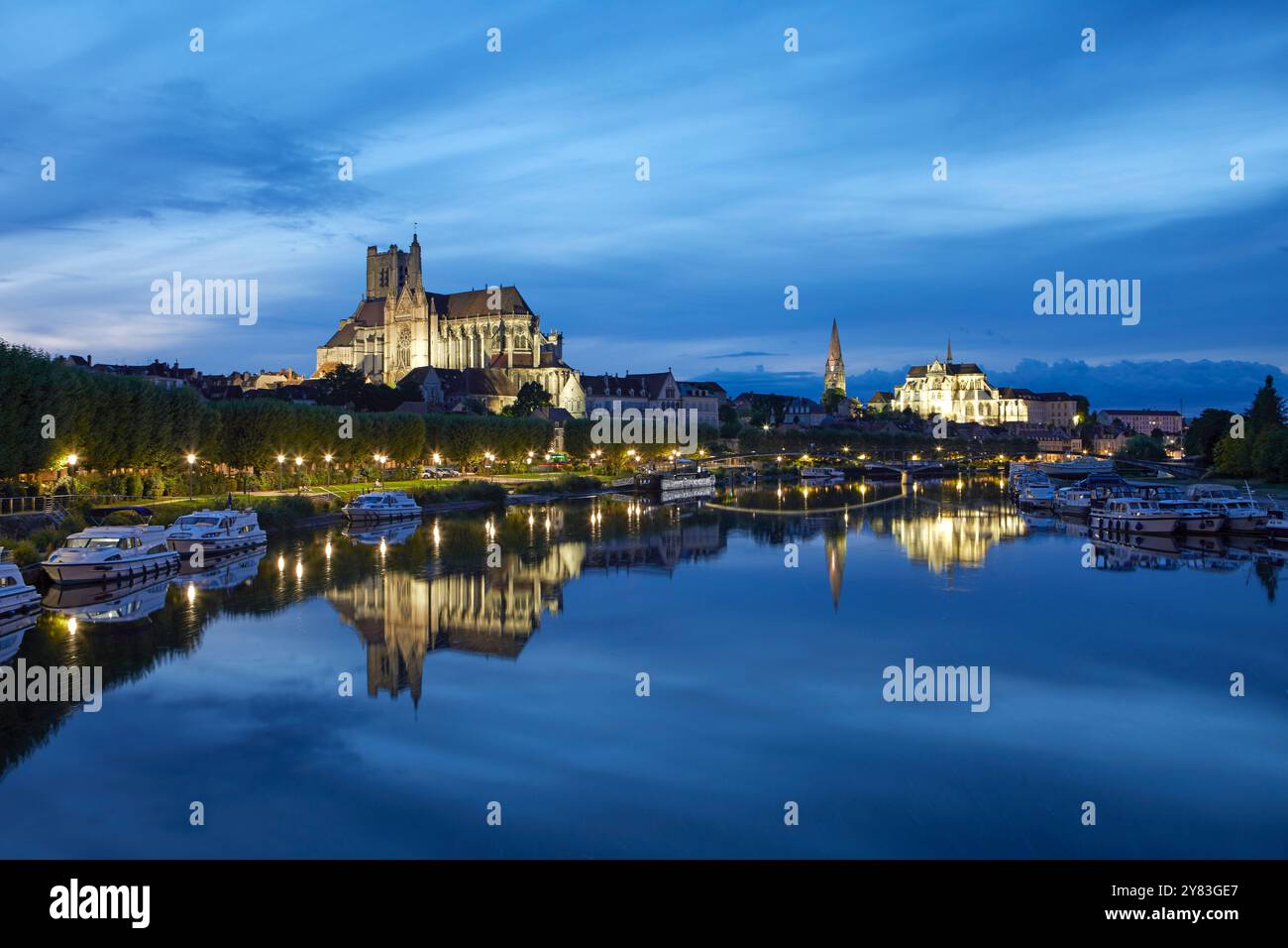 Cathédrale et abbaye au bord de l'Yonne, Auxerre, Bourgogne, France Banque D'Images