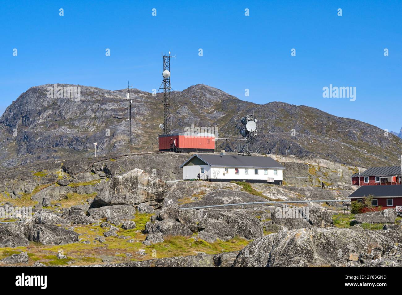 Nanortalik, Groenland - 27 août 2024 : mât de téléphone portable et antennes paraboliques de télécommunications sur les rochers au-dessus de la petite ville de Nanortalik Banque D'Images