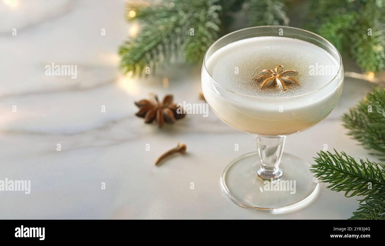 Cocktail de Noël élégant en verre à martini avec garniture festive, boisson crémeuse de vacances d'hiver sur table en marbre, accents dorés et fond bokeh, styl Banque D'Images