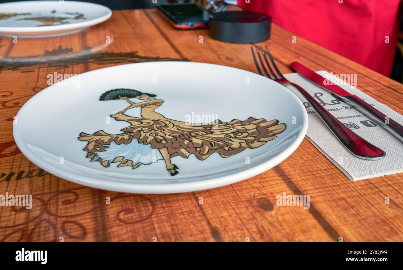 Ustensiles de cuisine mignons traditionnels dans le restaurant de la ville. Barcelone, Espagne Banque D'Images