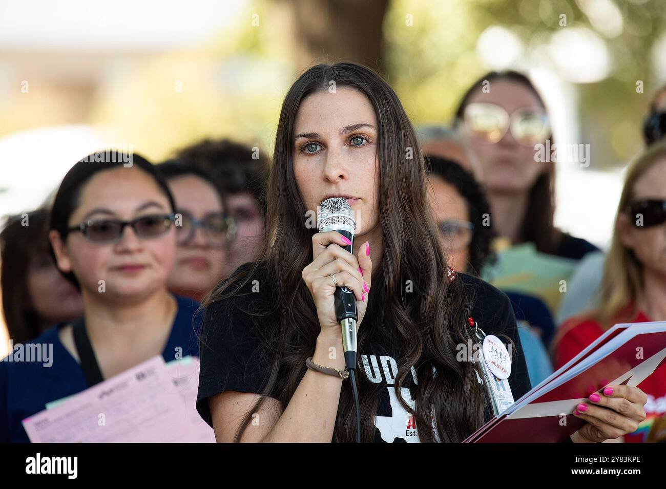 2 octobre 2024 : Kristine Kittelson, infirmière autorisée au centre médical Ascension Seton, dirige un rassemblement pour la sécurité des patients et dénonce une pénurie chronique de personnel. Austin, Texas. Mario Cantu/CSM Banque D'Images