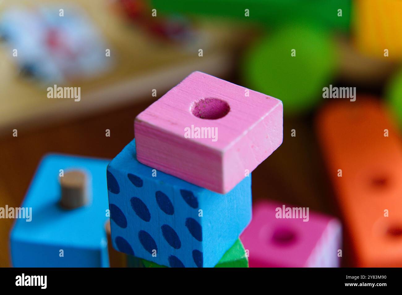 Jouets en bois colorés : un gros plan d'un enfant en jeu Banque D'Images