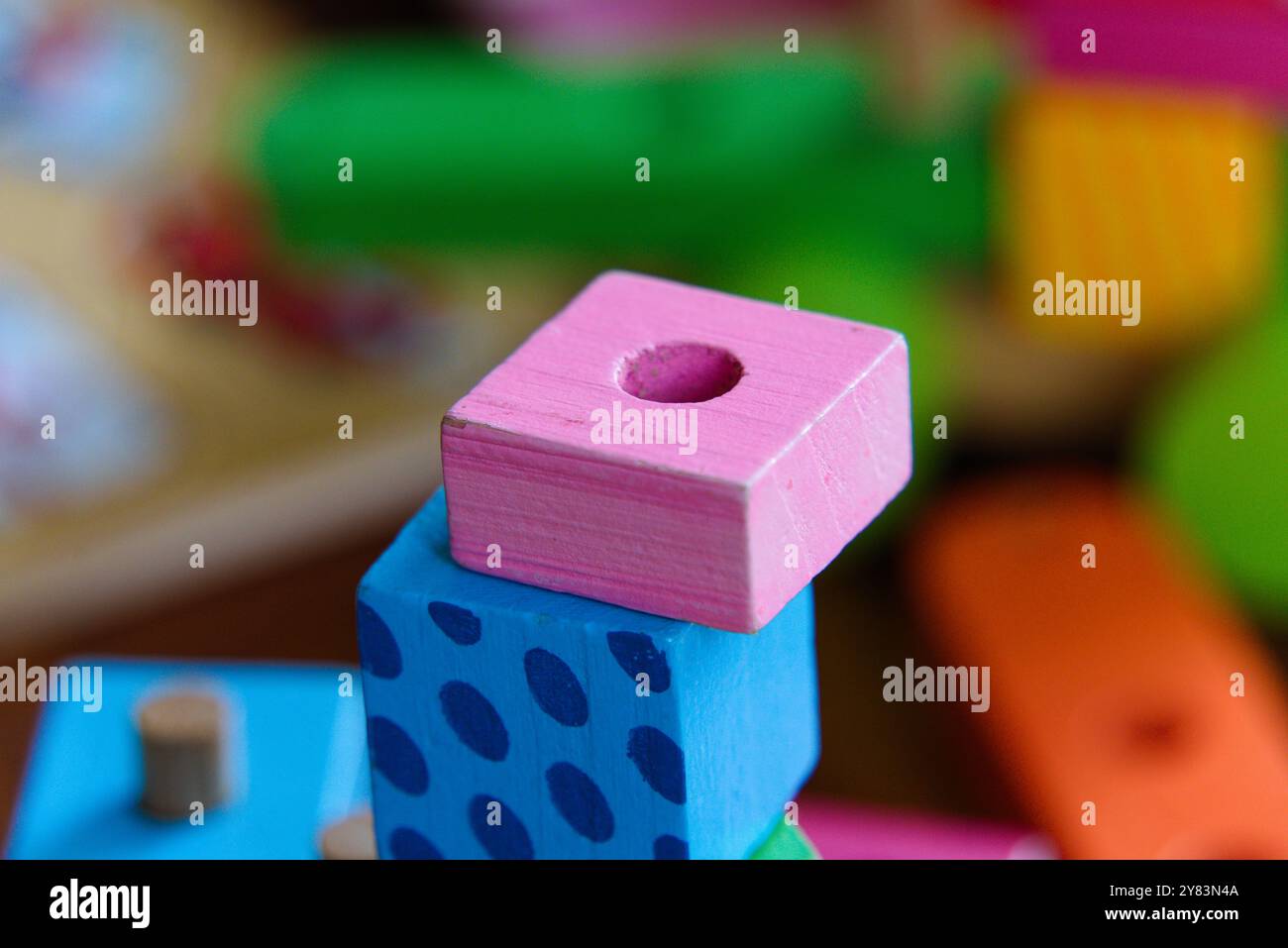 Jouets en bois colorés : un gros plan d'un enfant en jeu Banque D'Images