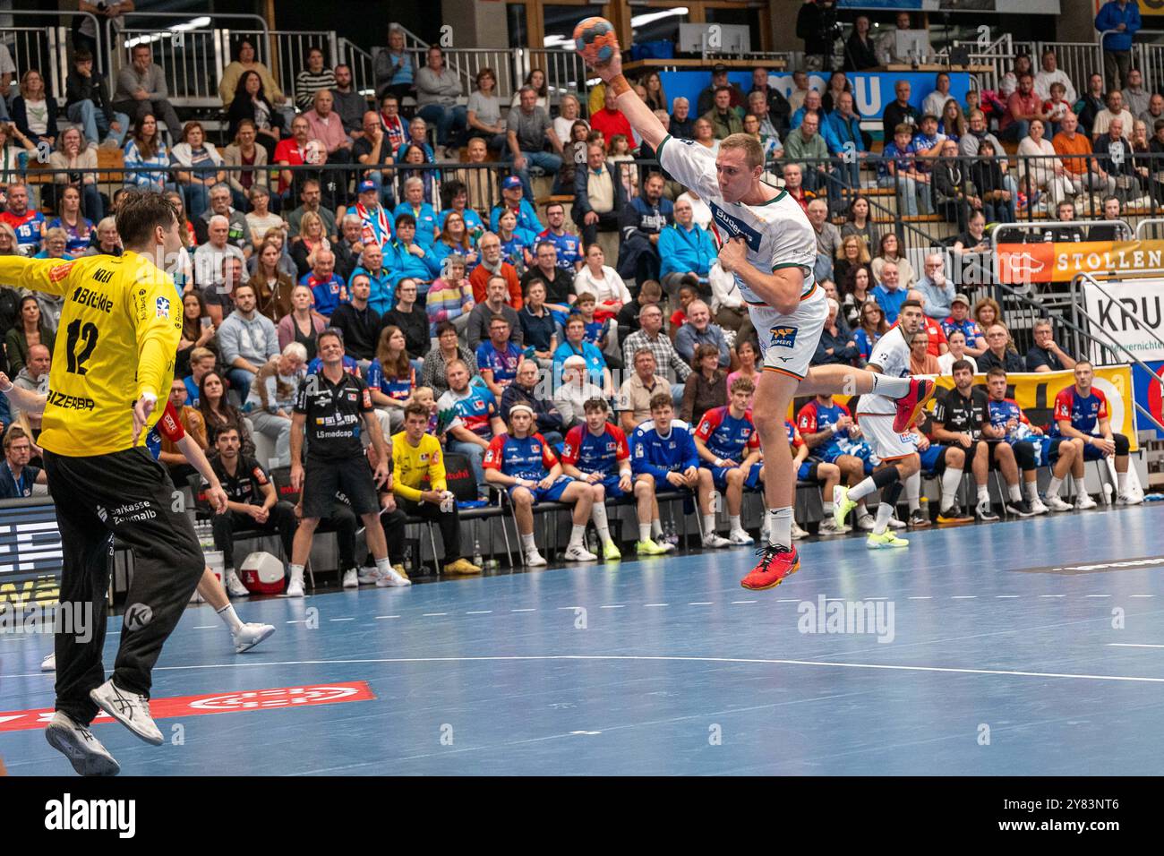 Wurf von Rasmus Meyer Eilersen, #5 HSG Wetzlar), HBW Balingen-Weilstetten v. HSG Wetzlar, Handball, DHB-Pokal, 2. Runde, 02.10.2024, Foto : Eibner-Pressefoto/Eibner-Pressefoto/Stefan Rosenfeld Banque D'Images