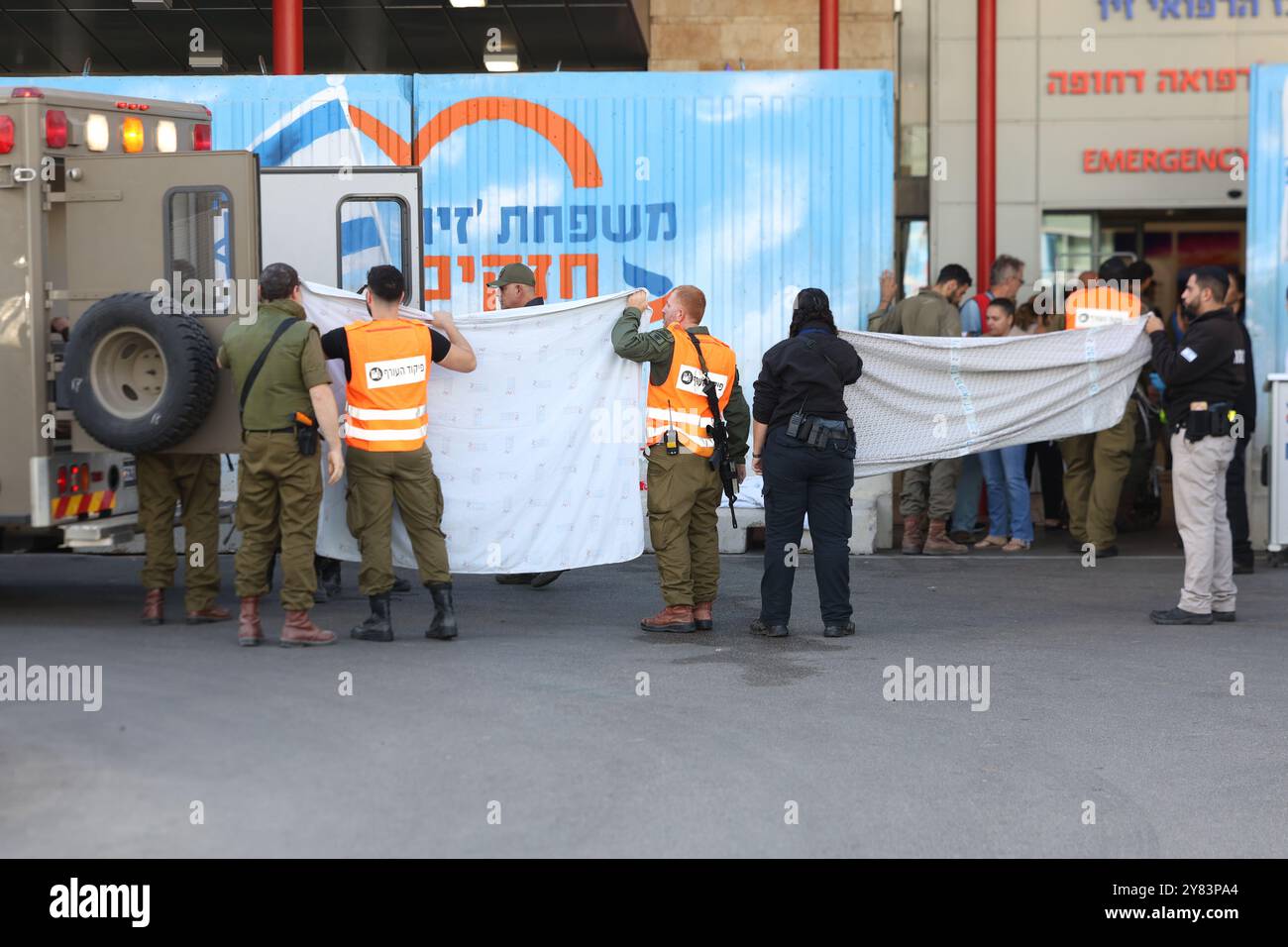 (241002) -- SAFED (ISRAËL), 2 octobre 2024 (Xinhua) -- Un soldat israélien blessé est transféré dans un centre médical à Safed, dans le nord d'Israël, le 2 octobre 2024. Les Forces de défense israéliennes (FDI) ont annoncé mercredi que huit de leurs soldats avaient été tués au combat avec le Hezbollah au Liban. Les soldats ont été tués dans deux batailles dans le sud du Liban. Trois officiers et trois soldats sont morts au cours d'un affrontement dans un bâtiment, tandis que cinq autres ont été grièvement blessés, tous de l'unité de commando d'élite Egoz, spécialisée dans les batailles sur des terrains complexes, les engins de terrain, le camouflage et la miniature wa Banque D'Images