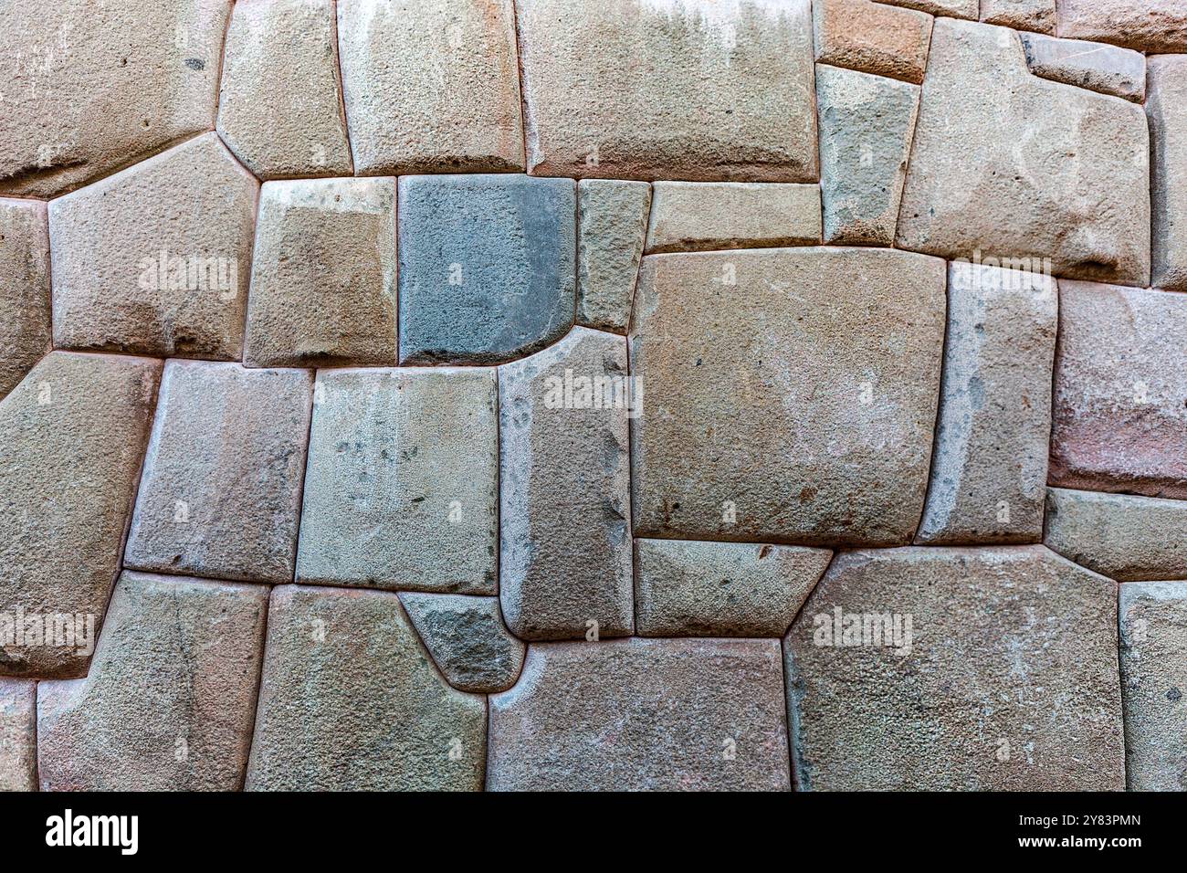 Pierres inca sculptées, ajustées avec précision sans mortier, sur Palacio Inca Roca, rue Hatun Rumiyuq, Cuzco, Pérou Banque D'Images