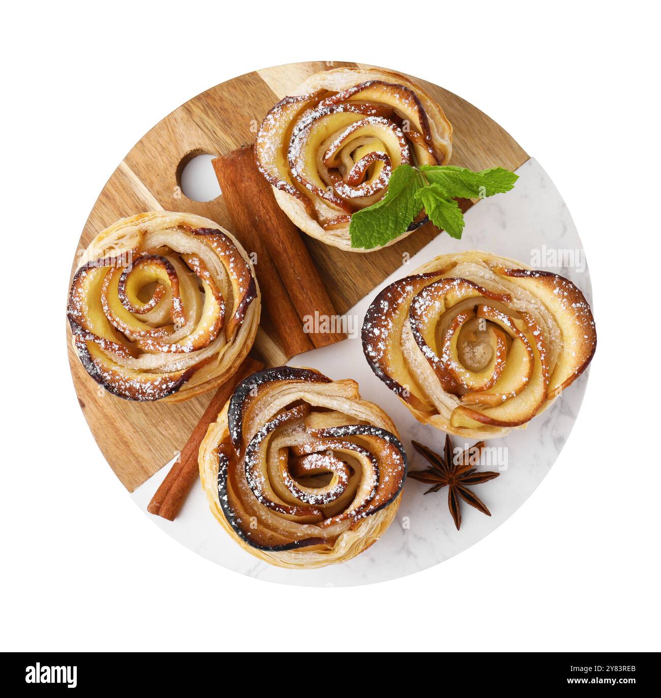 Pommes roses fraîchement cuites, bâtonnets de cannelle, étoile d'anis et menthe isolé sur blanc, vue de dessus. Pâte feuilletée Banque D'Images