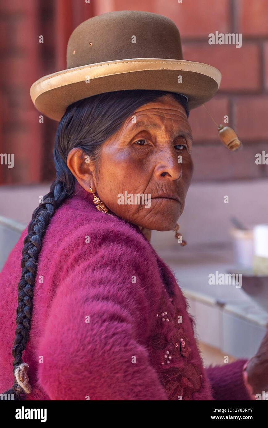 Femme autochtone locale portant un chapeau melon et des cheveux tressés traditionnels, Pisac, Pérou Banque D'Images