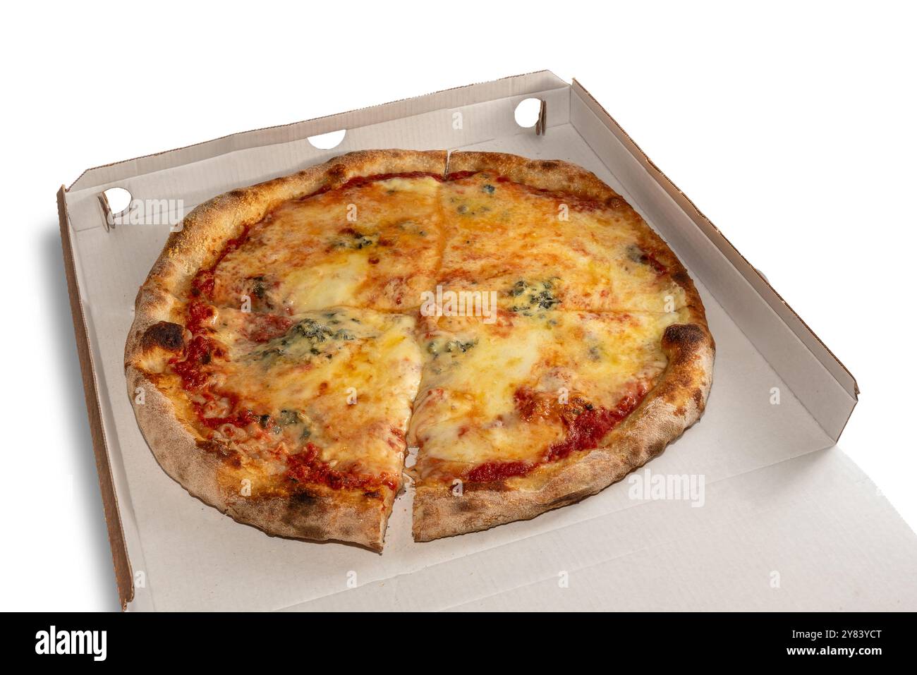 Pizza à la tomate et à la mozzarella coupée en quatre tranches sur une boîte en carton à emporter isolée sur blanc avec chemin de coupe inclus Banque D'Images