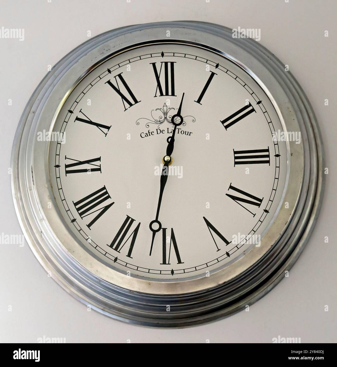 Horloge sur un mur blanc. Banque D'Images