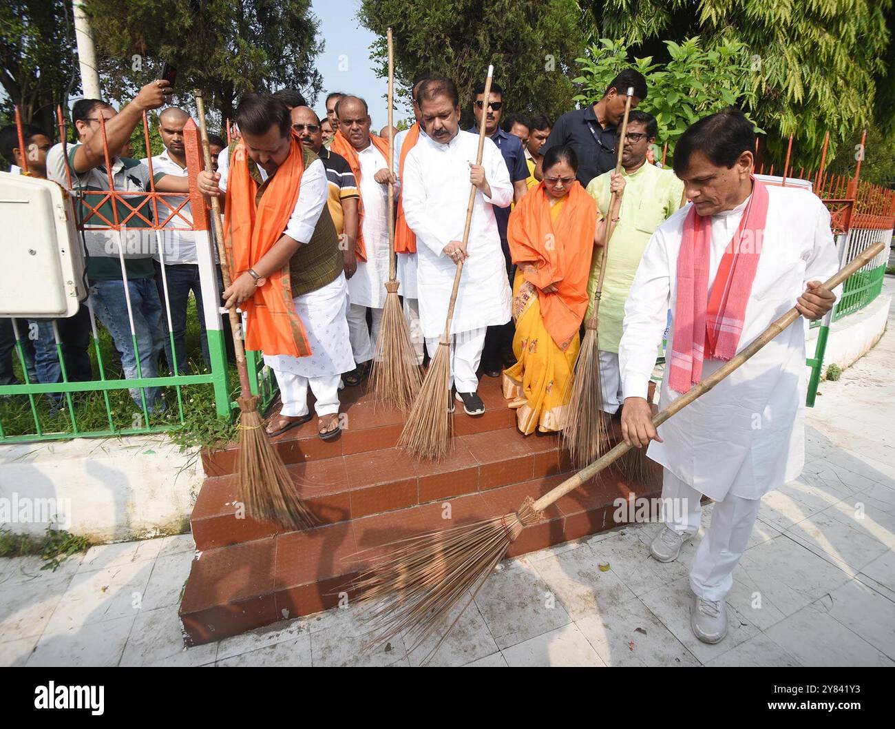 Patna, Inde. 02 octobre 2024. PATNA, INDE - 2 OCTOBRE : le ministre syndical Nityanand Rai avec le président du Congrès du Bihar, Dilip Jaiswal, et les dirigeants du parti participent au programme de nettoyage à l'occasion de Gandhi Jayanti sur le campus de Shaheed Smarak le 2 octobre 2024 à Patna, en Inde. (Photo de Santosh Kumar/Hindustan Times/Sipa USA ) crédit : Sipa USA/Alamy Live News Banque D'Images