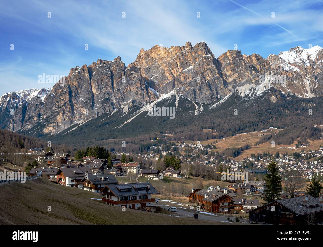 Cortina d’Ampezzo. Célèbre station de ski dans les Dolomites en Italie. Panorama de la ville, de la vallée et du groupe de montagnes Cristallo (monte Cristallo Banque D'Images