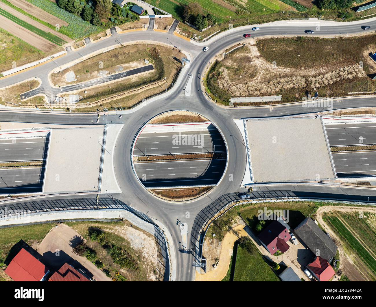 Cracovie, Pologne. Jonction d'autoroute Batowice en construction sur S53. Partie de l'autoroute autour de Cracovie. Rond-point avec un trou à l'intérieur, viaducs, Banque D'Images