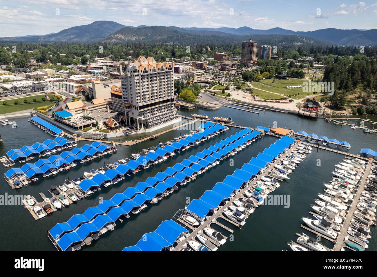 Une belle vue sur la marina et la station balnéaire de coeur d'Alene, Idaho, mettant en valeur les bateaux, l'eau pétillante, et le paysage naturel magnifique. Banque D'Images