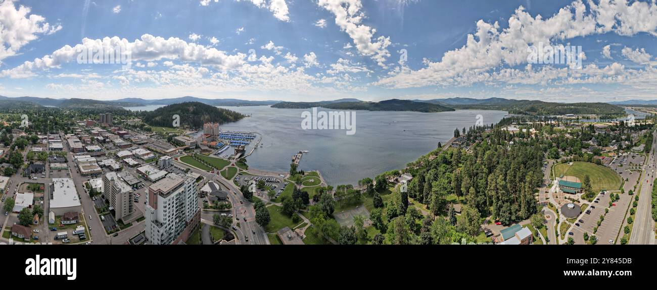 Vue panoramique sur coeur d'Alene, Idaho, et les eaux scintillantes du lac coeur d'Alene, entouré de forêts luxuriantes et de paysages de montagne époustouflants Banque D'Images