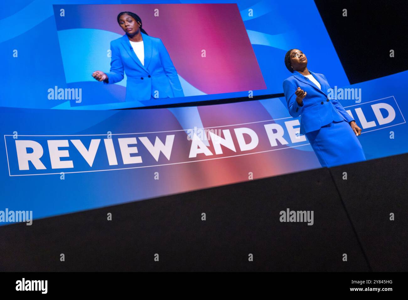 International Convention Centre, Birmingham, Royaume-Uni. Mercredi 2 octobre 2024. Le quatrième et dernier jour de la conférence du Parti conservateur. Discours des candidats à la direction. Kemi Badenoch députée, la secrétaire d'État fantôme pour le nivellement, le logement, les communautés et le gouvernement local a prononcé un discours à la conférence dans sa tentative de devenir la nouvelle chef du Parti conservateur. Banque D'Images